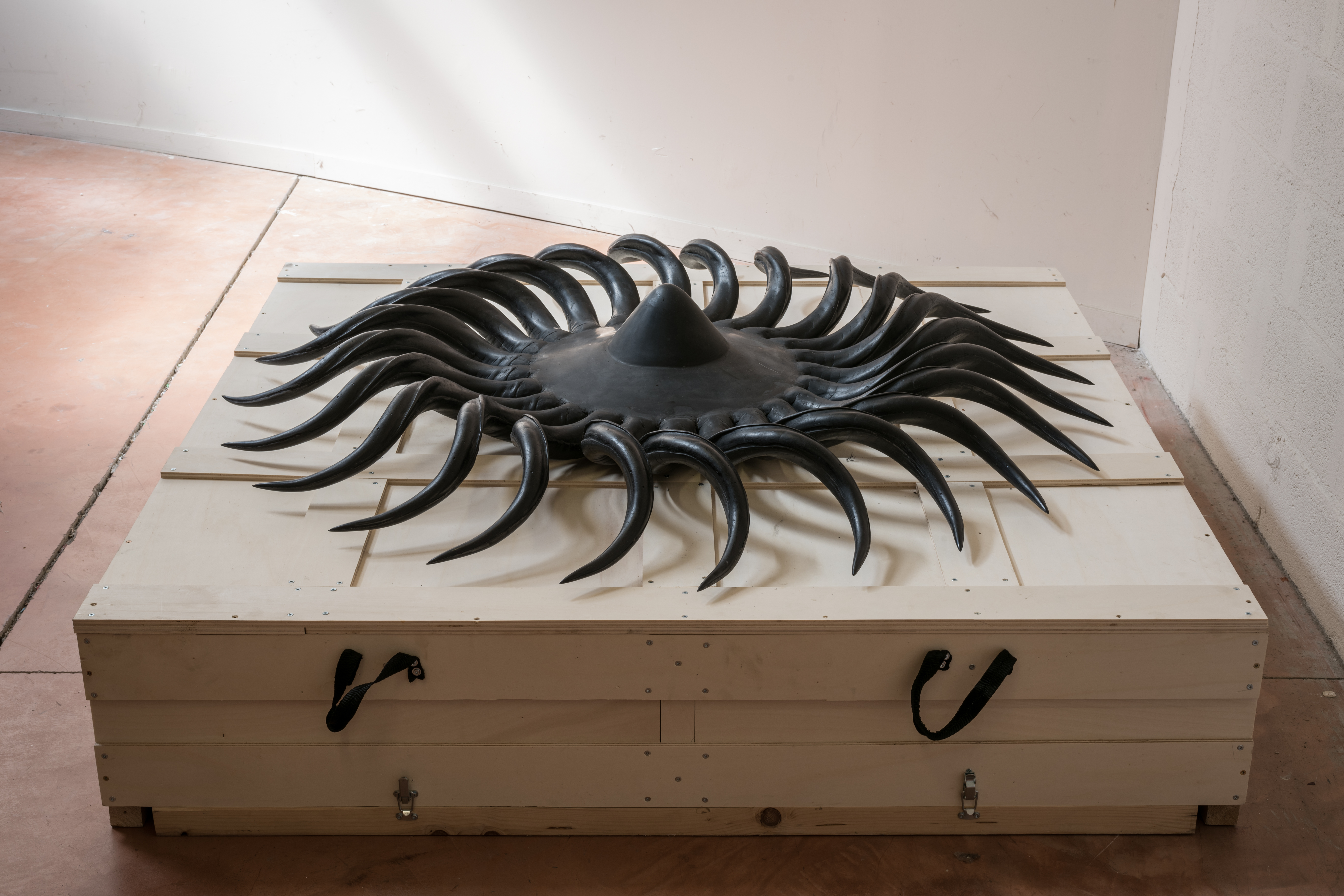 Maxime Bondu, Rotor de Schauberger, 2019. Possible hélice de turbine-vortexeur dessinée par Viktor Schauberger. Vue de l’exposition « Le vol du Pan » au Lycée des métiers Roland Garros. Production Lycée des métiers Roland Garros et BBB centre d’art, Toulouse. Avec le soutien de Résines & Moulages, Aucamville. Curateur & crédit photo : Émile Ouroumov, Maxime Bondu, Rotor de Schauberger, 2019. Possible hélice de turbine-vortexeur dessinée par Viktor Schauberger. Vue de l’exposition « Le vol du Pan » au Lycée des métiers Roland Garros. Production Lycée des métiers Roland Garros et BBB centre d’art, Toulouse. Avec le soutien de Résines & Moulages, Aucamville. Curateur & crédit photo : Émile Ouroumov,