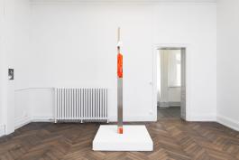 Armando Andrade Tudela, Trabajador vs Sistema, 2012-2018. Acier inoxydable, uniforme de travailleurs, bois. 250 × 13 × 13 cm. Courtesy de l’artiste. Photo A. Mole.