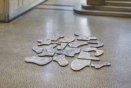 Marc Etienne, Le sommeil des zones érogènes, 2018, acier, ciment teinté, dimensions variables. Courtesy de l'artiste. Production : Triangle France - Astérides et les Ateliers de la Ville de Marseille. © JC Lett