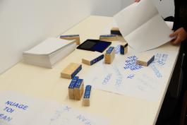 David Horvitz, "toi, nuage, pluie, rivière, source, mer, océan, lac, neige, rosée, glace, buée, onde", 2018 treize tampons, quatre mille feuilles de papier courtesy de l’artiste et de Yvon Lambert Libraie & Éditeur photo : Benoît Mauras