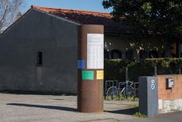 Dominique Mathieu. Fût, 2019, support de signalétique. Vue de l’exposition 