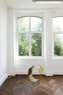 Armando Andrade Tudela, Ahora Sí #1 , 2018-2019. Feuille de laiton, attrape-rêves, câble. 67 × 101 × 37 cm. Courtesy de l’artiste. Photo A. Mole