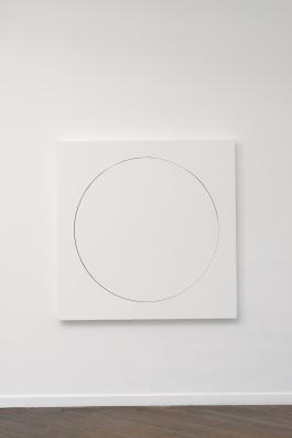 Jarbas Lopes, Circulo-Oraculo, 2017 Contreplaqué, peinture acrylique, roulement à billes 150 x 10 x 150 cm Courtesy A Gentil Carioca & Luisa Strina Photographie Aurélien Mole