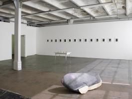 Vue de l’exposition Hugues Reip, L’Évasion, Centre d’art contemporain d’Ivry – le Crédac, 2018. Au premier plan : L’orque, 2018. Courtesy de l’artiste. Photo : André Morin / le Crédac. © Hugues Reip / ADAGP, Paris, 2018. 