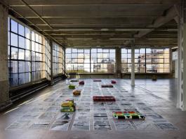 Vue de l’exposition collective des attentions (cur. Brice Domingues, Catherine Guiral, Hélène Meisel), Centre d’art contemporain d’Ivry – le Crédac, 2019. Batia Suter, Nightshift, 2019. Production : Le Crédac, avec le soutien du Mondriaan Fund. Photo: André Morin / le Crédac.