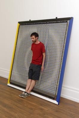 Jarbas Lopes, Shock Painting, 2017 Tendeurs élastiques, peinture sur cadre métallique 210 x 210 cm Courtesy A Gentil Carioca & Luisa Strina Photographie Aurélien Mole