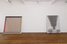 Jarbas Lopes, Elastic Painting, 2015 Elastique, peinture acrylique, balles 220 x 161 x 57 cm cm Collection Galila Barzilaï-Hollander, Bruxelles Crédits: Aurélien Mole