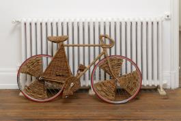 Jarbas Lopes Cicloviaérea Bike Series, 2001-2017 Vélo Peugeot, osier Réalisé avec Roger Sonney avec le soutien du Comité de Développement et de Promotion de la Vannerie, Fayl-Billot Courtesy A Gentil Carioca & Luisa Strina Photographie Aurélien Mole