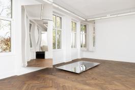 Edit Oderbolz, There Was Light In Her Mouth And Light Was Sound At Her Ear, 2018. Acier poli miroir, aluminium. 160 × 300 cm chaque. Courtesy de l'artiste. Photo A. Mole.