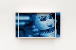 Elise Florenty & Marcel Türkowsky, «gabu, gabu» [mords, mords] - Masque de Terreur: in & out / on & off, 2017. Fusuma Indigo n°1. Impression HD sur aluminium, bois, plexiglas de couleur, miroirs. 48 x 6 x 25 cm; 36 x 6 x 25 cm; 24 x 6 x 25 cm. Courtesy des artistes. Photo A. Mole.