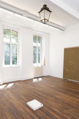 Armando Andrade Tudela, Luz de calle, Oscuridad de casa, 2018. Flûte, lanterne de lampadaire, câble. Dimensions variables / Mood Transcript Solicitor, 2018. Moule en silicone de panneau de notaire, bois, plâtre. 37 × 46 × 5,5 cm / Conjunto Poseído #1 – #4, 2018. Jean, eau de javel, structure en acier inoxydable. 240 × 172 cm chaque. Courtesy de l’artiste. Photo A. Mole.