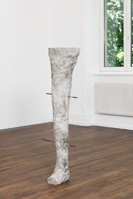 Armando Andrade Tudela, Sans titre, 2018. Béton, barres en fer. 144 × 35 × 31 cm. Courtesy de l’artiste. Photo A. Mole.