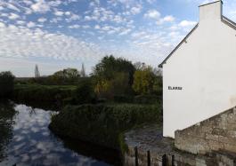 Ignasi Aballí, Musées, 2020. Installation in situ, acier et peinture satinée, dimensions variables et lettrage adhésif sur mur, 26 x 6,5 cm. 24 lieux dispersés dans l’agglomération et au Grand Café. Production Le Grand Café – centre d’art contemporain, Saint-Nazaire. Photographie Marc Domage.