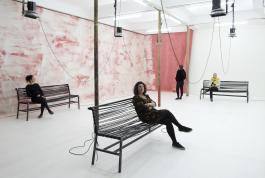 Anne Le Troter, Parler de loin ou bien se taire, 2019. Pièce sonore, 30 min. Installation, matériaux divers, dimensions variables. Production Le Grand Café – centre d’art contemporain, Saint-Nazaire, vue de l’exposition Parler de loin ou bien se taire. Photographie Marc Domage.