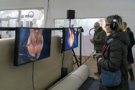 Anne Le Troter et Charlotte Khouri, The Neighbours F’s: Fun and Fame, 2019. Vidéo. Production Le Grand Café – centre d’art contemporain, Saint-Nazaire, vue de l’exposition Anne Le Troter, Parler de loin ou bien se taire, 2019. Photographie Marc Domage.