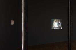 Ismaïl Bahri, Prélèvement II, 2020. Installation in situ, ensemble de six colonnes, plexiglas, vase du Brivet, diamètre 15 cm, hauteur 3,50 m. Production Le Grand Café – centre d’art contemporain, Saint-Nazaire. Photographie Marc Domage.