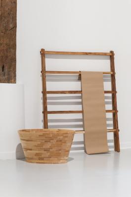 Béatrice Balcou, "Drying Rack Placebo" (d’après une œuvre de Marinus Boezem), 2018, La Ferme du Buisson. Photographie © Émile Ouroumov.