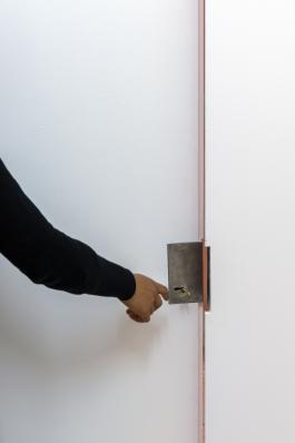 Eva Barto, Excès de prudence, 2020. Réplique d’un système de sécurisation coercitif intégré à la porte du bureau du Grand Café, acier, 10 x 12 x 4,5 cm. Production Le Grand Café – centre d’art contemporain, Saint-Nazaire. Photographie Marc Domage.