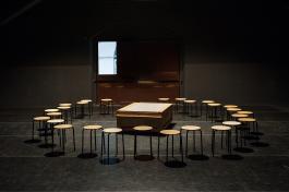 Béatrice Balcou, Cérémonie sans titre#10, 2017, collection du CNAP, courtesy de l’artiste, Ferme du Buisson, © photo Émile Ouroumov