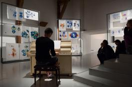 Alex Cecchetti, Tamam Shud : Music Room, 500 000 Azalées, 2017, (musicien synesthète : Natan Kryszk), Ferme du Buisson, © photo Émile Ouroumov