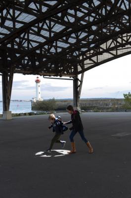 Edith Dekyndt, Easy Come, Easy Go, 2020 Installation in situ, système sonore, lyre et ordinateur, 3 min 9 s en boucle Production Le Grand Café – centre d’art contemporain, Saint-Nazaire Photographie Marc Domage