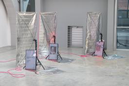 Fichier Elisa_Giardina-Papa Légende : lisa Giardina-Papa, "Cleaning Emotional Data", 2020 Vue de l'exposition "Algotaylorism", 2020 © La Kunsthalle - photo : Sébastien Bozon