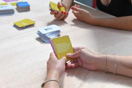 Eux et nous, Jeu de carte. Vue de l'exposition « « Eux » et « nous » ce qui nous rassemble, ce qui nous sépare», Clémence de Montgolfier, CAC Brétigny, 2019. Photo © Béryl Libault