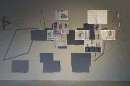 Francisco Tropa, Le Perchoir du goéland, 2018. Laiton, câbles d’acier, 60 x 60 cm et longueur variable. Production Le Grand Café - centre d'art contemporain, vue de l'exposition Le Grand Café, la Moustache cachée dans la barbe, 2018. Courtesy Galerie Jocelyn Wolff, Paris. Photographie Marc Domage