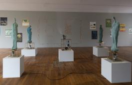 Francisco Tropa, Pénélope, 2018. Bronze, laiton, moteur électrique, ventilateur, acier, 150,5 x 50 x 50 cm ; 140 x 40 x 40 cm ; 136 x 30 x 30 cm ; 131 x 30 x 30 cm. Production Le Grand Café - centre d'art contemporain, vue de l'exposition Le Grand Café, la Moustache cachée dans la barbe, 2018. Courtesy Galerie Jocelyn Wolff, Paris. Photographie Marc Domage.