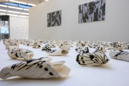 Fichier : Helene_Bleys Légende : Au premier plan : Hélène Bleys "Tentatives de retour au cocon" (détail), 2020 Vue de l'exposition "Le monument, le labeur et l'hippocampe", 2020 © La Kunsthalle - photo : Sébastien Bozon