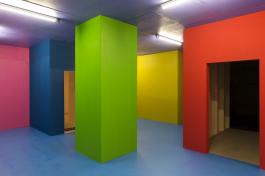 Krijn de Koning, Des volumes et des vides, 2018. Bois, peinture, Dimensions variables. Production Le Grand Café – centre d’art contemporain, vue de l’exposition Des volumes et des vides, 2018. Photographie Marc Domage