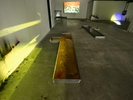 Vue de l’expositio « À la vague suivante que la suivante efface », Élisa Pône, BBB centre d’art, 2021. Commissaire : Marie Bechetoille. Photo : Edouard Decam.