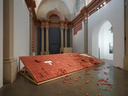 Vue de l’exposition « Aucun Bâtiment n’est innocent », 2018, photo ©fdeladerriere