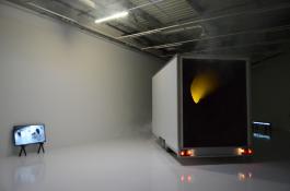 Philippe Quesne, vue de l'exposition Welcome to caveland au Parvis centre d'art contemporain, 2016. Coproduction : Le Parvis, centre d'art contemporain et Centre national dramatique Nanterre-Amandiers. Photo : Alain Alquier.