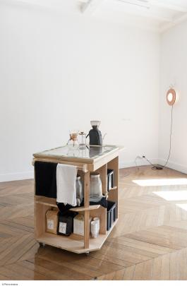 Sébastien Rémy et Cyril Verde  && la foule des hasards à venir, 2018 D’après une peinture de Clément Darnis-Gravelle, 2018 Mobilier en bois mobile, verre, peinture à l’huile, impression sur Plexiglas, cafetières, matériel d’extraction de café, café, clé Courtesy des artistes Production de La Galerie, centre d’art contemporain, Noisy-le-Sec Photo :  Pierre Antoine 2018