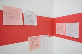 Fichier : Veronique_Arnold Légende : Véronique Arnold, "I need your Words" (détail), 2020 Vue de l'exposition "Le monument, le labeur et l'hippocampe", 2020 © La Kunsthalle - photo : Sébastien Bozon