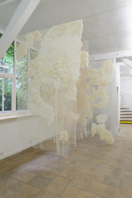 Vue de l’exposition, "Sous couvert du contrôle des ressources", Villa Vassilieff, Paris, 2017. Ndidi Dike, "Mano Labour", 2017. Courtesy de l’artiste. Image : Aurélien Mole. 