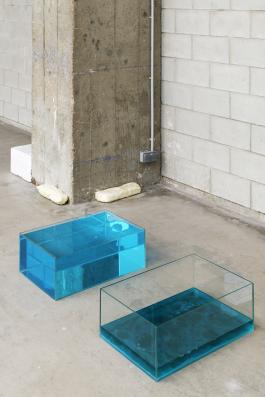 Vue de l'exposition Ma système reproductive à Bétonsalon - Centre d’art et de recherche, Paris, 2019. Jean-Charles de Quillacq,  Shower gels washer fluids, 2019, Image : Aurélien Mole