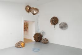 Vue de l’exposition, "Sous couvert du contrôle des ressources", Villa Vassilieff, Paris, 2017. Ndidi Dike, "Rattan Aerian", 2017. Courtesy de l’artiste. Image : Aurélien Mole. 