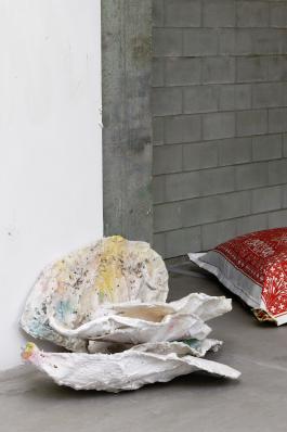 Vue de l’exposition de Gaëlle Choisne, TEMPLE OF LOVE à Bétonsalon - Centre d’art et de recherche, Paris, 2018. Avec  La vie silencieuse du reste d’un banquet d’huîtres, 2018  Image © Aurélien Mole.