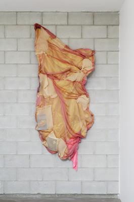 Vue de l’exposition de Gaëlle Choisne, TEMPLE OF LOVE à Bétonsalon - Centre d’art et de recherche, Paris, 2018. Textus, 2018.  Image © Aurélien Mole. 