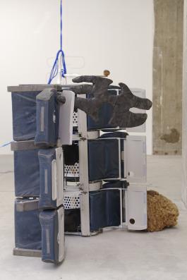 Vue de l’exposition de Julien Creuzet, La pluie a rendu cela possible (…) à Bétonsalon - Centre d’art et de recherche, Paris, 2018. Image © Aurélien Mole.