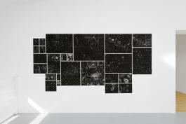 Patricia Belli, Cielos, installation d’impressions de dessins réalisés avec des toupies, 2019. Exposition : Patricia Belli, Ser, sin serlo, Villa Vassilieff, Paris, 2019 Photo : Aurélien Mole. 