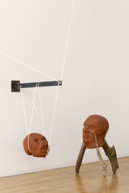 Patricia Belli, Diálogo, céramique, métal, corde en nylon, bois flotté, 2019. Exposition : Patricia Belli, Ser, sin serlo, Villa Vassilieff, Paris, 2019 Photo : Aurélien Mole.