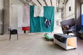 Exposition Le corps fait grève, Bétonsalon – centre d’art et de recherche, 2021. Détail : Florian Fouché, Manifeste Janmari, 2020-2021, matériaux multiples, sculptures, vidéos. Avec le soutien du Centre national des arts plastiques. Image © Margot Montigny