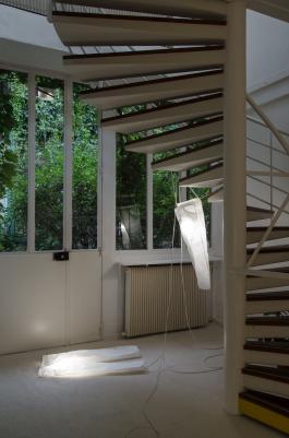 Vue de l'exposition •— • à la Villa Vassilieff, 2018. Mélanie Matranga, À l'opposé, En totale opposition, 2018.Image : High Art et Mélanie Matranga		