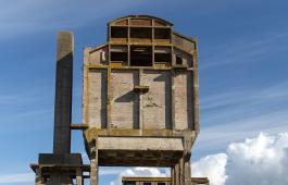 Lois Weinberger, Skyscraper for Birds, 1976-2020. Forges de Trignac, Trignac. Wood, paint, 180 x 40 cm. Production Le Grand Café – centre d’art contemporain, Saint-Nazaire. Photographie Marc Domage.