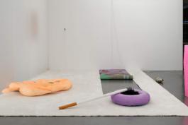 Slash Universe (Sort of Flying Carpet), Vue de l’exposition « Slash Universe », Dana Michel et Yoan Sorin, scénographie : Romain Guillet, une proposition de Marie Bechetoille, CAC Brétigny, 2019. Photo : Aurélien Mole.