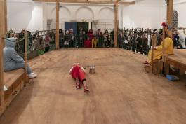 Emily Jones, Sorso, 2019. Le 8 mars 2019, Maud Lescure (Lingua) [la Langue], Lou Cunha (Ghiaccio) [la Glace] et Monique Gudin (Narrateur) ont interprété Sorso à l'occasion de l'inauguration de l'exposition as a bird would a snake au centre d'art contemporain - la synagogue de Delme. Durée : 42 min. Traduite de l'anglais au québécois par Daphné Boxer. Photo : O.H. Dancy