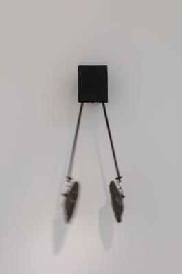 Shilpa Gupta, Song of the Ground, 2017, système mécanique, 79 x 22 x18 cm. Courtesy : Shilpa Gupta et Galerie CONTINUA, San Gimignano / Beijing / Les Moulins / Habana. Vue de l’exposition Drawing in the Dark, CAC - la synagogue de Delme, 2017. Photo : O.H. Dancy. 